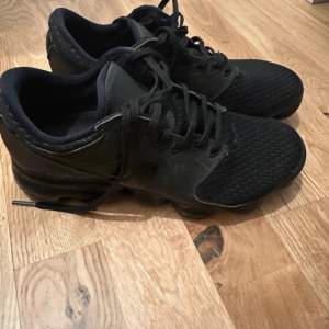 Sneakers i använt skick, men mycket kvar att ge. Skorna är i triple black.  Inga hål i varken tyg eller bubblorna. Storlek 37,5 (23,5cm)