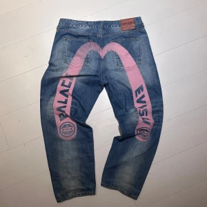 Palace Evisu Jeans - Sjukt snygga selvedge jeans köpta i somras! Riktigt sällsynt collab mellan palace och evisu Bevis på äkthet finns och köpta för cirka 3,5k Byten och pris kan diskuteras!