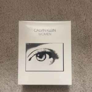Calvin Klein parfym - Parfym från Calvin Klein❤️ Helt oanvänd och fortfarande försluten i plast🌸 100ml-full size. Kontakta mig för fler bilder.