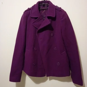 Divided kappa  - Divided kappa i nyskick utan prislapp I storlek 38, bara provat. Jag säljer eftersom storleken är liten. 