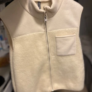 Väst - Säljer fluff väst, aldrig använd storlek L men som S. Kan mötas i Stockholm. 