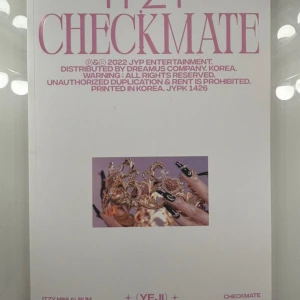 ITZY ALBUM - ITZY album som med följer med en stor poster, mini poster, lyric note, klistermärken, och en extra gåva. Och ett pc av de jag säljer 