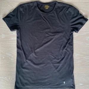 Svart Ralph lauren t-shirt  - Den är lite använd men är som nytt skick och är i storlek Xl men passar även L. Orginal och är 100% bomull. Inga fläckar eller skador. Skriv gärna om du är intresserad. Priset kan diskuteras. 