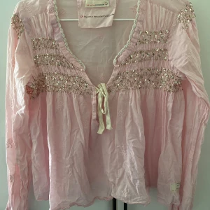 Odd Molly blus  - Jätte fin Odd Molly blus med silver paljetter framtill. 