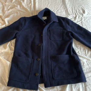 Overshirt - Perfekt overshirt/kappa till hösten från kapphal  i S men passar M Knappt använd Pris kan diskuteras  så tveka inte att lägga prisförslag Modellen är 184