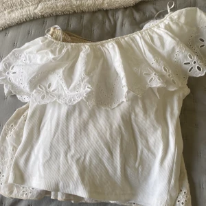 Gullig one shoulder topp - One-shoulder topp från zara med volang, aldrig använd. Storlek 11-12 år man sitter om en xs❤️❤️❤️