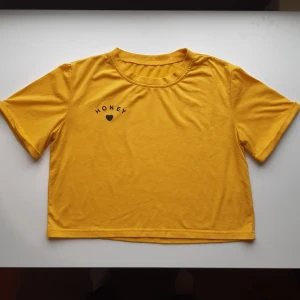 Gul tshirt - Gul tshirt med svart text på. Är nopprig. Skriv vid frågor!