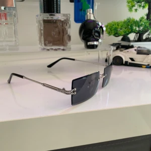 Svarta glasögon!! - Ett par solglas ögon till salu för att det inte används. Det är i fint skick förutom att det saknar ett näs stöd som du ser i bild 3.