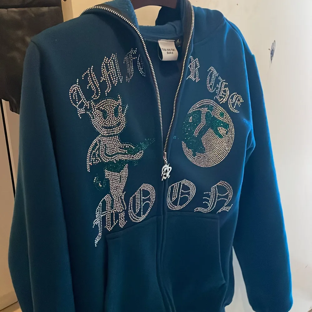 Skicka är 8-10 inget hål är sånt . Hoodies.