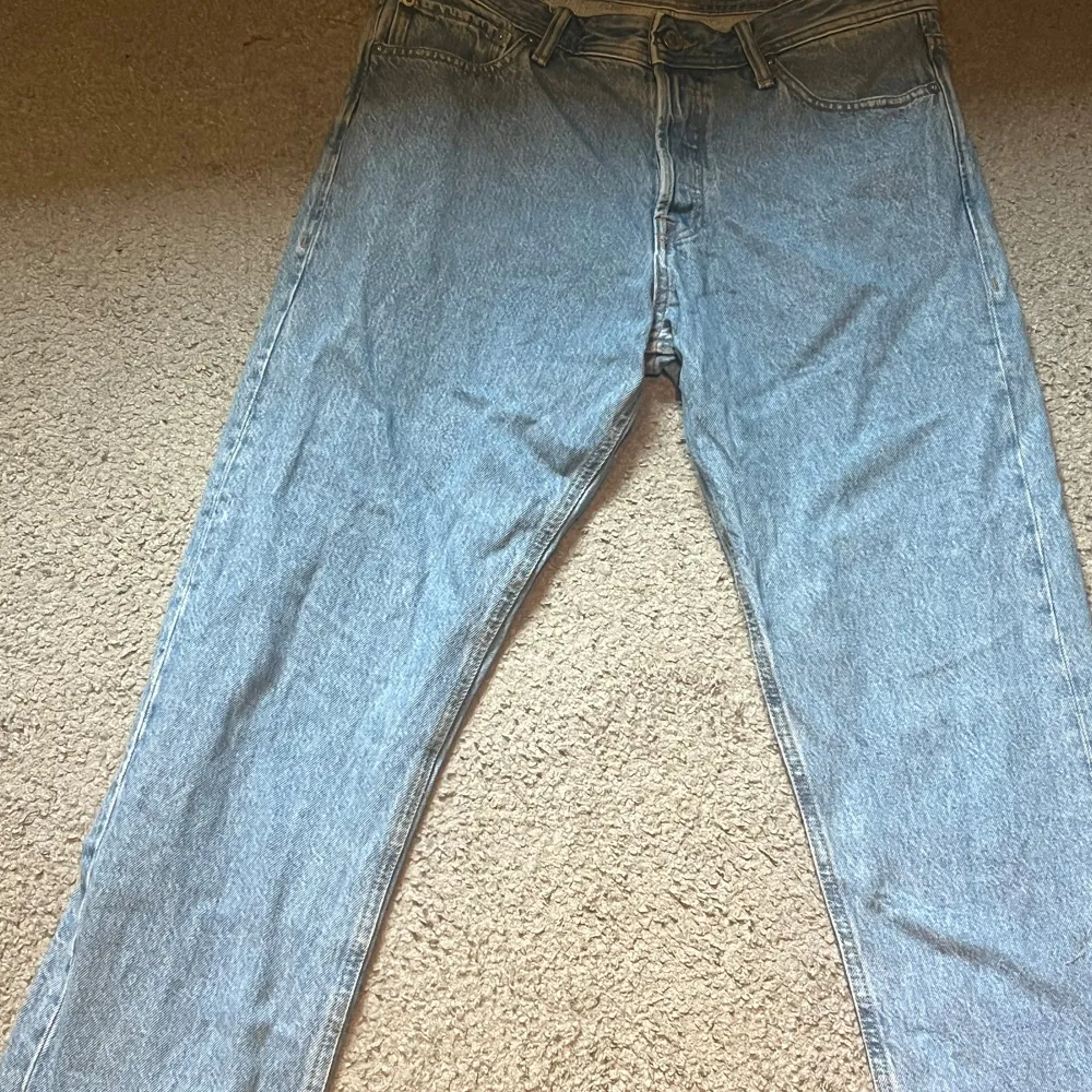 Säljer dessa jeans som aldrig har varit till användning för dom var för stora.  . Jeans & Byxor.