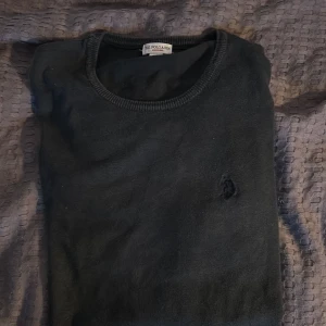 Polo assasin  - Storlek är xxl men passar för L och XL och sitter bra. Det är en snygg tröja men märket är lite intryckt men syns fortfarande väldigt bra!