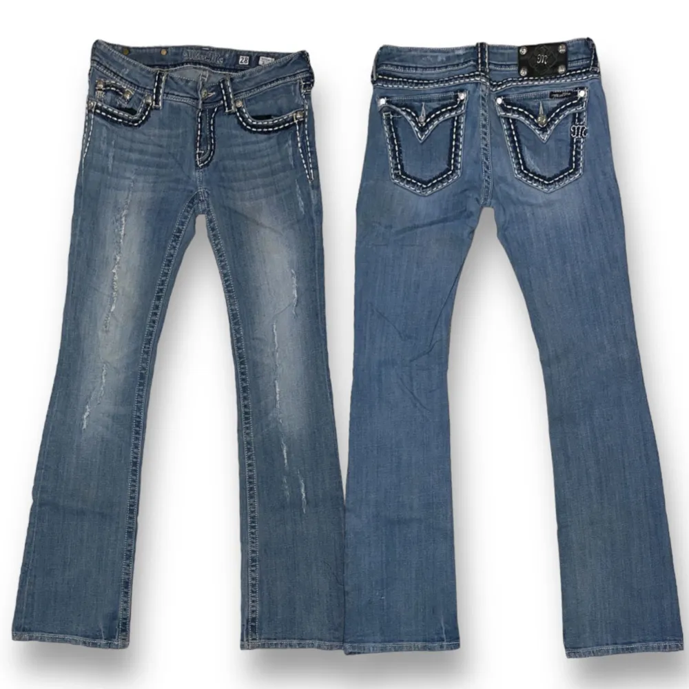 Lågmidjade Bootcut Miss Me jeans. W28. Litet hål och fläckar på baksidan längst ner på vänstra benet (bild 3) utbytt knapp på vänstra fickan. [Ytterbenslängd 107cm] [Innerbenslängd 87cm] [Midja 40cm] [Benöppning 23cm]. Jeans & Byxor.