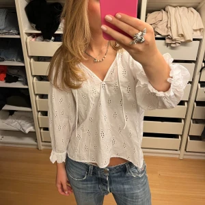 Vit blus - Super söt blus från H&M, köp gärna direkt!!