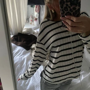 mysig tröja!! - säljer denna otroliga tröja!! helt oanvänd med tyvärr ingen prislapp eller kvitto kvar💕 Priset går att diskutera 💞