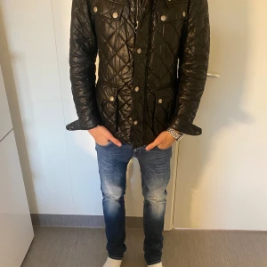 Barbour field jacka - Säljer nu denna fina barbour backar pågrund av att den börjar bli lite liten. Storleken är väldigt liten, det står att de är medium men jag skulle säga att den är i small. Priset är ej hugget i sten så tveka inte att höra av!
