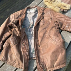 Brun läderjacka - Köpte denna nyss men passade tyvärr inte mig som jag önskade. Superfin annars verkligen vintage känsla!! Huvan går även  att sätta på. Skriv PM för bilder på💓💓💓💓
