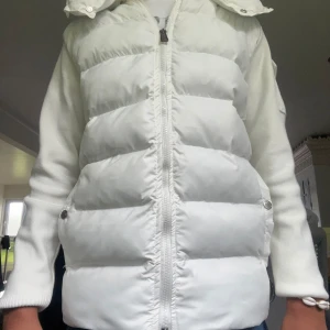 Moncler cardigan  - Helt ny aldrig använd bara testat gillar it färgen finns l alla storlekar  nfc och qr kod går ej ner i pris