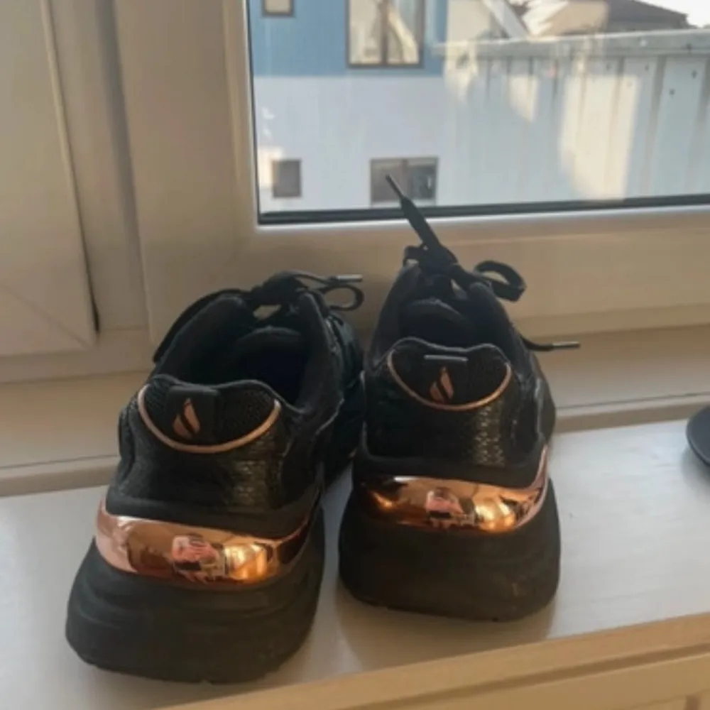 Skor 1: Bra ”strump” sneaker som är i väldigt gott skick! Passar även 39 skulle jag säga!  Skor 2: I bra skick. En av hälarna är lite skavd (se bild). OBS! inte guld utan rosé guld, fanns inte att välja i beskrivningen  Går bra att sälja separat . Skor.