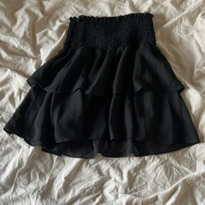 Svart kjol - Svart volangkjol från Chelsea