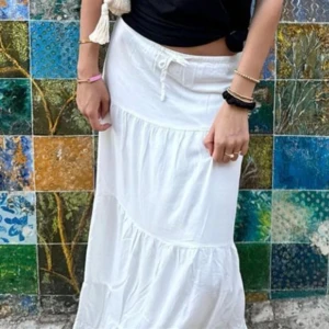 Vit långkjol lowwaist  - Nästan helt oanvänd vit kjol från Brandy Melville!! Har en väldigt liten defekt på framsidan ,, men syns ej  bra i verkligenheten. 💕❤️Nytt pris är ca 370kr❤️💕