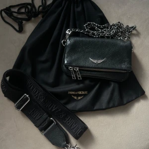 Zadig & Voltaire väska  - Säljer min superfina mini zadig väska! väskan saknar en lite kedja som ska hänga på (bild 2), inget som märkts❤️ tillkommer ett tjockt zadig band där det står zadig & Voltaire på❣️lite defekter på metalldelarna (bild 3)💗Byter gärna mot en ATP väska!💖