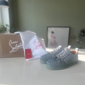 Louboutin skor - Väldigt snygga och fräsha Louboutin skor !  Är i färgen grå och är F@ke ! Storlek 42 Säljes då jag inte använder dem längre !😁