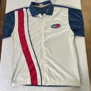 Vintage Nike kortärmad zip up - S/M - Vintage Nike kortärmad zip up, säkerligen från 90- talet.  Storlek: S/M Skick: 8/10