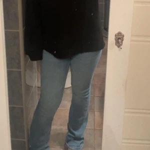 Lågmidjade jeans - Lågmidjade bootcut jeans i en fin blå färg, storlek xs💕