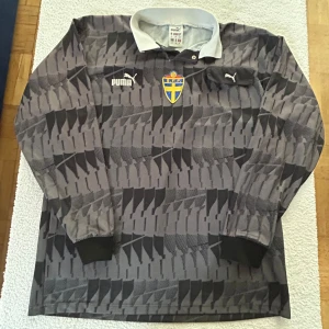 Sverige vintage fotbollströja - Puma - M - En vintage Sverige långärmad fotbollströja gjord av Puma. Vet inte om den var till spelare eller domare men vad jag vet är att den är riktigt cool och unik.  Storlek: M Skick: 7.5/10