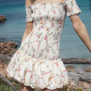 Hm klänning - Populära hm klänningen som är helt slutsåld, använd en gång. Den är i super bra skick. Skriv för mer bilder❤️