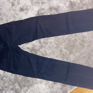 Levis chinos - Fet feta mörkblå levis chinos Perfekt till hösten Storlek 29 32 Nypris: 1200 Mitt pris 350