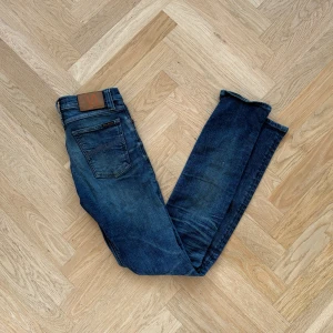 Nudie Jeans 28/34 - Säljer ett par otroligt feta, Nudie jeans i väldigt bra skick Modell: Tube Tom || Skick: 9/10 || Sorlek: W28/L34 ||Passform: Vanliga/ tight || Nypris: 1400       Frågor och funderingar? Hör gärna av dig!