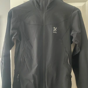 Haglöfs för kvinnor - Säljer min jacka från Haglöfs i storlek S. Aldrig använd så är i perfekt skick. Kan endast mötas upp i Uddevalla. 