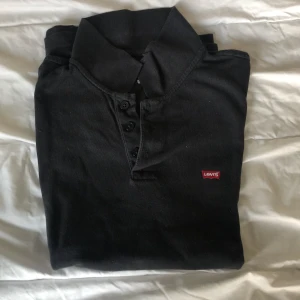 Svart Levis piké  - Svart Levis piké tröja