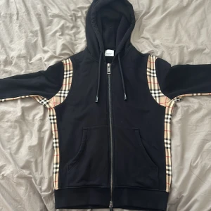 Burberry Hoodie äkta svin billig  - Burberry hoodie mycket bra skick, nypris 8000 kr, strlk XS, äkta, pris kan diskuteras och perfekt till hösten💯💯💯