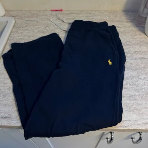 Polo Ralph Lauren - Ett par raka polo byxor i storlek M. I använt skick