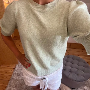 Jättesöt stickad T-shirt  - Supersöt ljusgrön stickad T-shirt med puffärm! Pris kan diskuteras!💕🤗