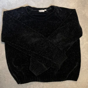 Svart tröja från KappAhl - Säljer en snygg och mysig svart tröja från KappAhl. Den är perfekt för kyligare dagar och har en mjuk känsla. Tröjan har långa ärmar och en normal passform. Passar både till vardags och lite finare tillfällen.