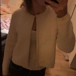 Kofta zara - Säljer denna i mycket fint skick, använd 1 gång. 