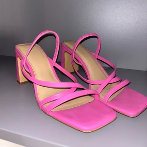 Klackskor - Säljer dessa rosa klackar, supersnygga med kommer aldrig till använding för mig. 