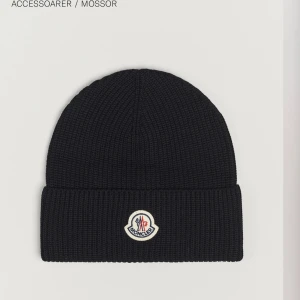 Hej kära kunder ja köpte denna moncler mössa för 2600 kronor  - Ja vill sälja denna moncler mössan för 2000 kronor men kan sänka den till 1900 om de verkligen behövs 