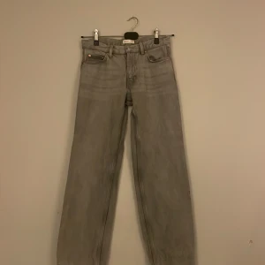 Jeans  - Säljer mina gråa jeans från Gina tricot då dom är för långa för mig. Aldrig snvänt dom så är i nyskick.