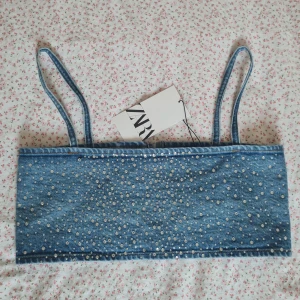 Zara topp - Supersnygg Zara topp i denim💓 Helt oanvänd! Pristaggen är fortfarande kvar :)