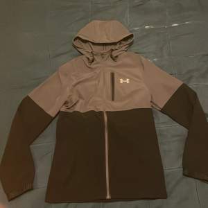 Hej, säljer denna snygga och populära windbreaker. Skick 10/10 använd max 3 ggr den är som ny. Passar dig som är mellan 175-185. Kan gå ner i pris vid snabb affär:)