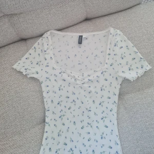 Hm klänning - Superfin H&M klänning med små blåa blommor i Stl XS! Använd ett fåtal gånger :) 