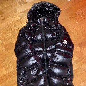 Moncler maya jacka - Säljer min väns moncler jacka, användts inte längre. Helt ok skick, inga tecken på hål eller slitnad. Använts i några år därav det låga priset.  Priset kan diskuteras! 