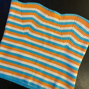 Topp  - Snyggaste fest toppen! Knappt använd. Från Gina tricot, storlek M🧡💙🤍