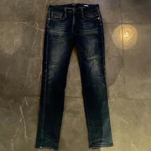 As snygga replay jeans  - Skit snygga replay jeans, säljer då de inte kommer till användning. De är lite blåare än va de ser ut som på bilden.