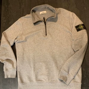 Stone Island Quarterzip storlek L - Grå Stone Island quarterzip tröja, storlek L i bra skick. Obs! det är en r3pplica! Från Top Stoney, ni som har koll vet att de är de som är de bästa att få tag i 👍🏼