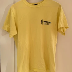 Stussy T-shirt  - Stussy t shirt i en väldigt stark gul färg (svårt o fånga på bild)